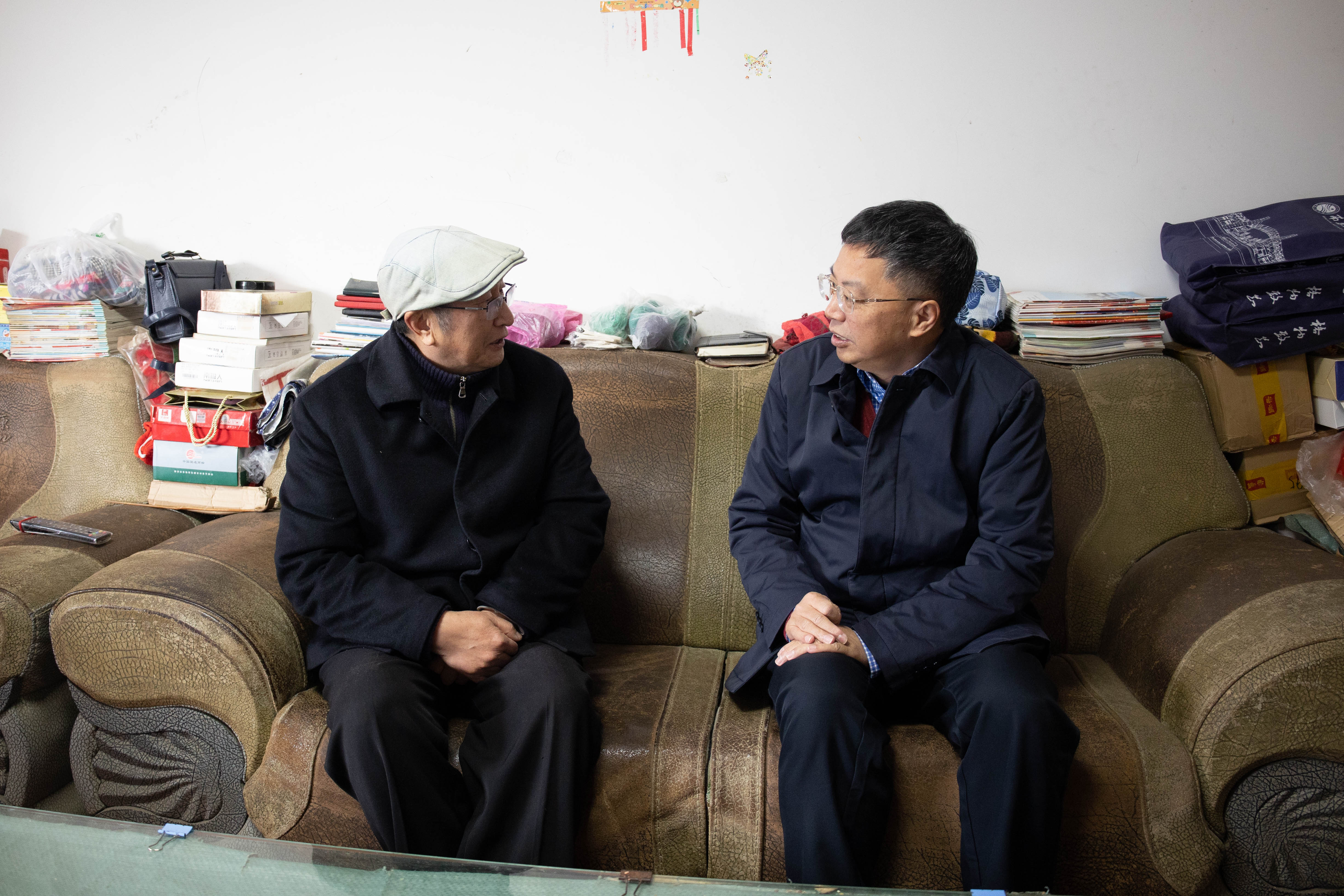 孙占学校长看望老领导李国华同志